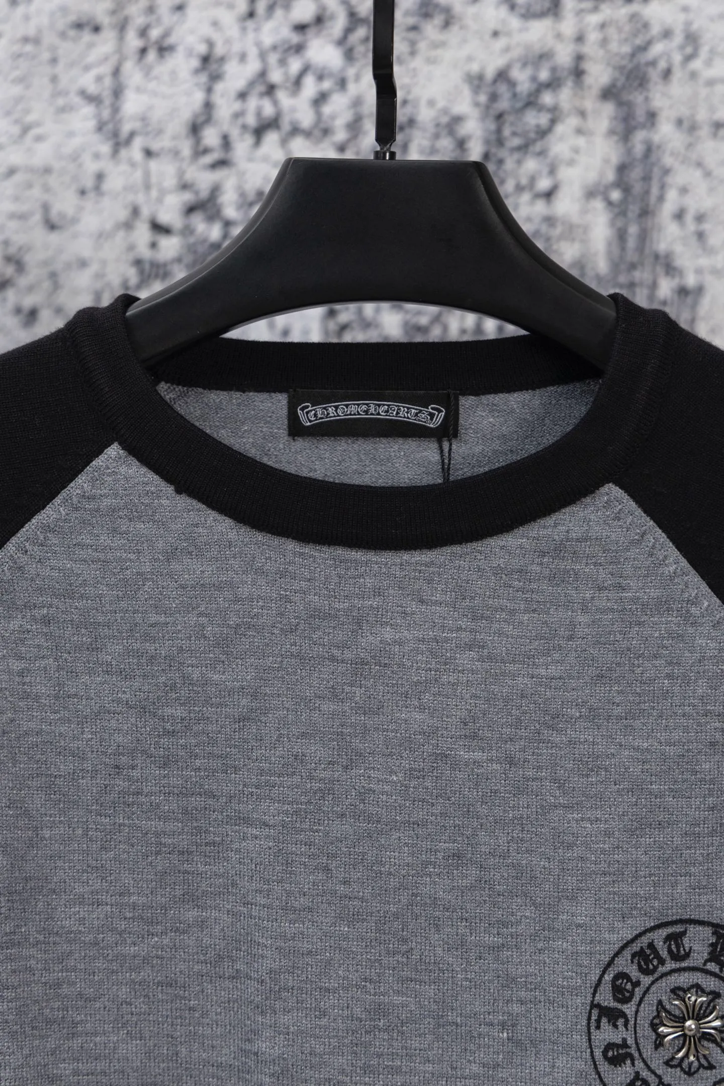 P190 Chrome Hearte/Chrome Heart 25SS CH fall raglan color-blocked round neck T-shirt long sleeves, classic horseshoe Sanskrit print, inner wear, pure cotton fabric is close to the body and very comfortable, simple but not simple, be careful. I love the style, it is still simple and loose, oversize style, comfortable fabrics and loose and friendly tailoring. The long-sleeved T-shirt is so easy to wear, especially in a season like the beginning of spring. If you don’t know what to wear, then it is the best choice. The version that you can wear with your eyes closed. Color: Gray White Size: SML